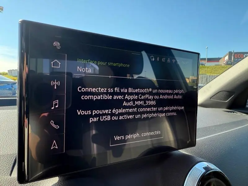 Écran central tactile de l'Audi Q2 35 TDI 150ch S line 2025 affichant l'interface de connexion smartphone, intérieur noir.