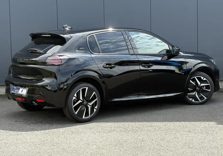 Peugeot 208 Hybrid 110 GT noir Perla vue de profil droit avec jantes alliage bi-ton et toit noir.