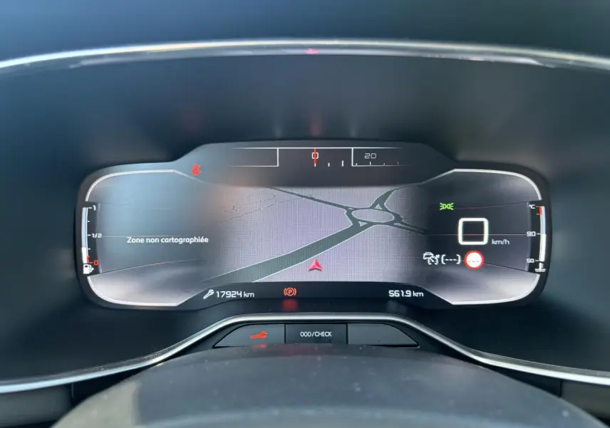 Tableau de bord numérique de Citroën C5 Aircross 2019 affichant une carte et informations de conduite.