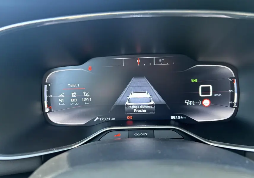 Tableau de bord numérique du Citroën C5 Aircross 2019 montrant l'affichage tête haute et les informations de conduite.