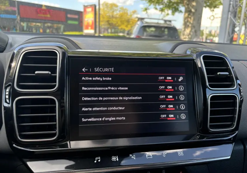 Écran tactile central du tableau de bord du Citroën C5 Aircross 2019 noir, affichant les réglages de sécurité activés.