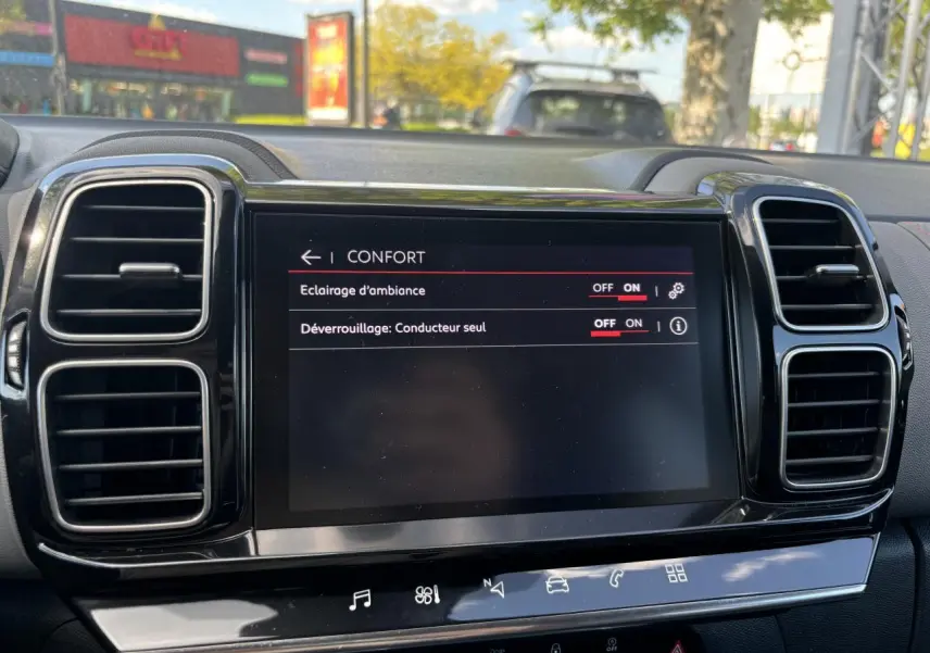 Écran tactile central du Citroën C5 Aircross 2019 affichant les réglages de confort, entouré de deux aérateurs verticaux.