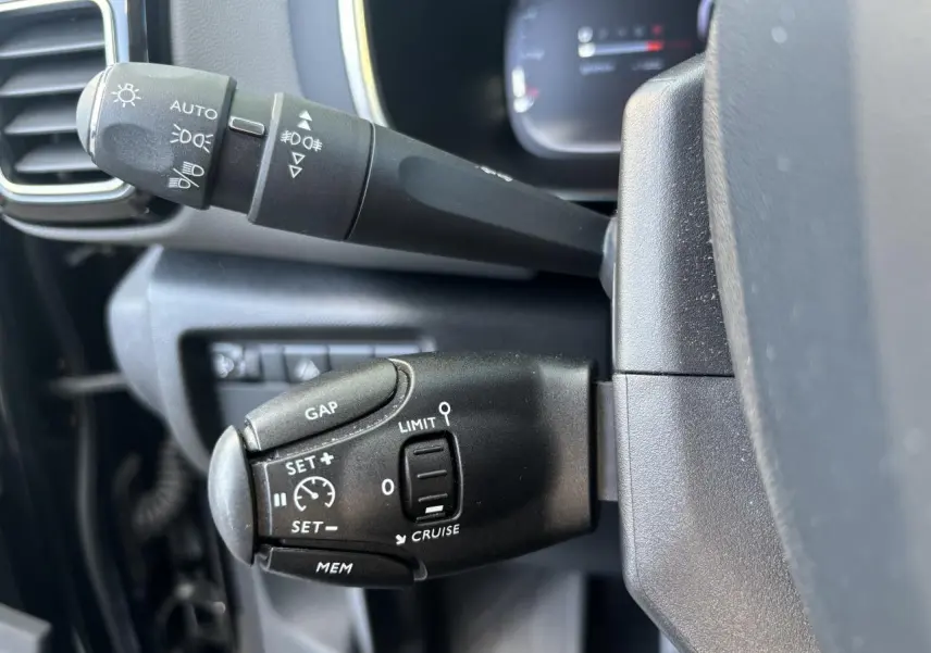 Gros plan sur les commandes de régulateur de vitesse et éclairage du Citroën C5 Aircross 2019 noir métallisé.