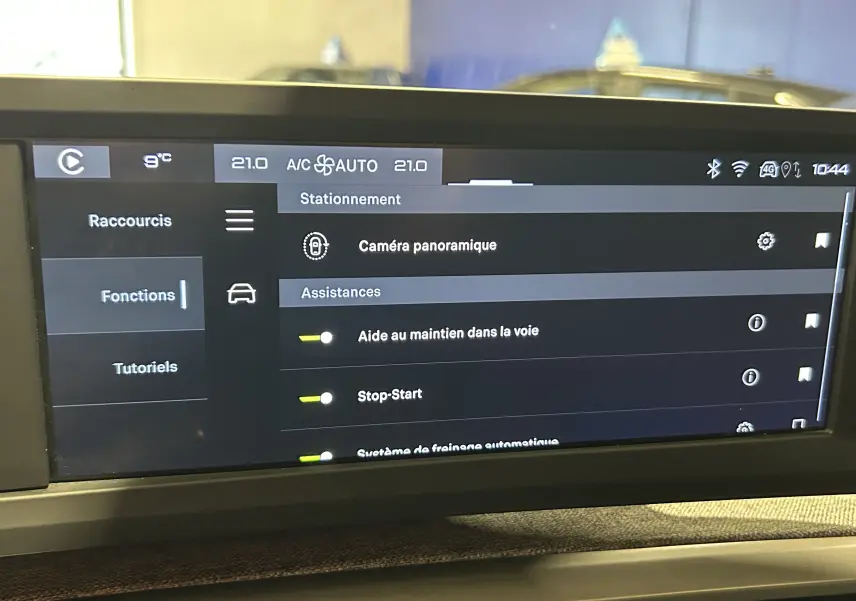 Écran tactile intérieur du Peugeot 5008 III Hybrid 145 montrant les options d'assistance à la conduite.