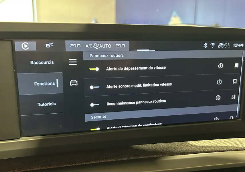 Écran tactile intérieur du Peugeot 5008 III Hybrid 145 montrant les réglages d'alerte de vitesse et reconnaissance des panneaux routiers.