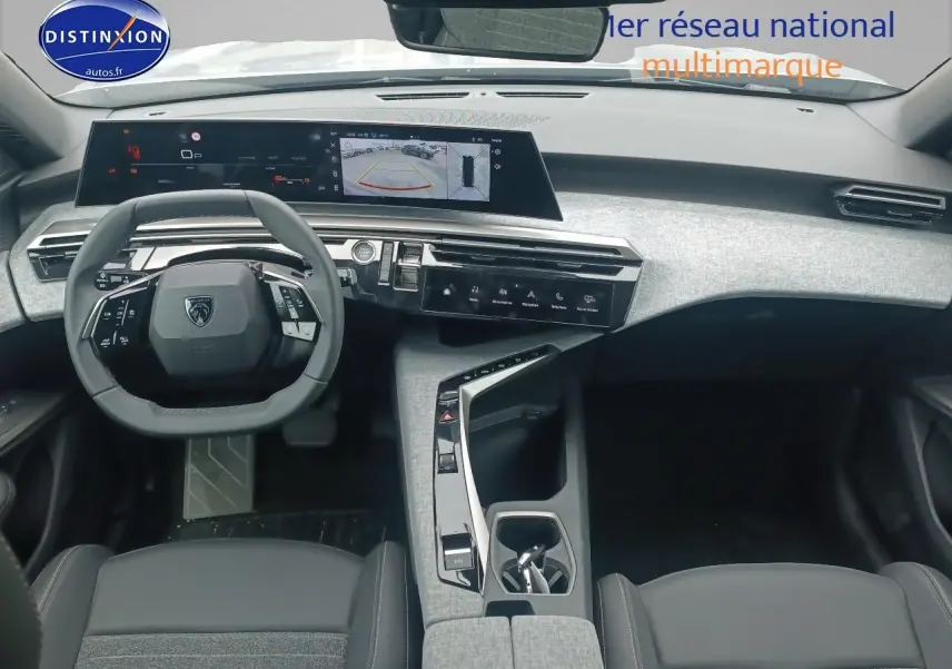 Vue intérieure avant du Peugeot 5008 Hybrid 145 allure 2025, tableau de bord moderne avec écran tactile et volant multifonction.