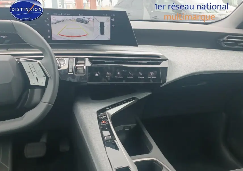 Vue intérieure du tableau de bord du Peugeot 5008 Hybrid gris, avec écran tactile et volant multifonction visible côté gauche.