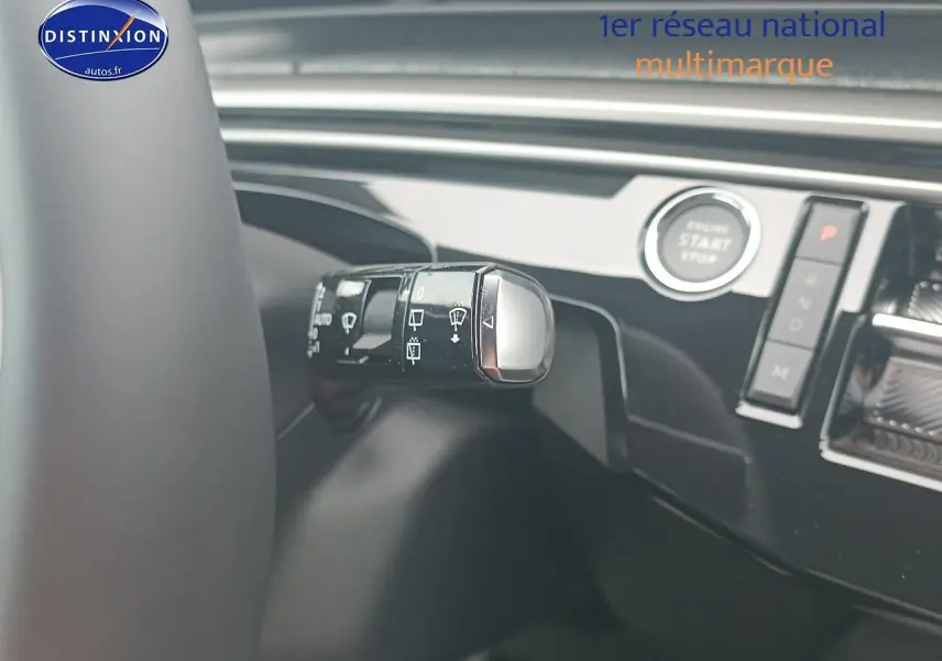Détail de la commande d’essuie-glace sur le volant d’un Peugeot 5008 gris Artense, intérieur moderne et épuré.