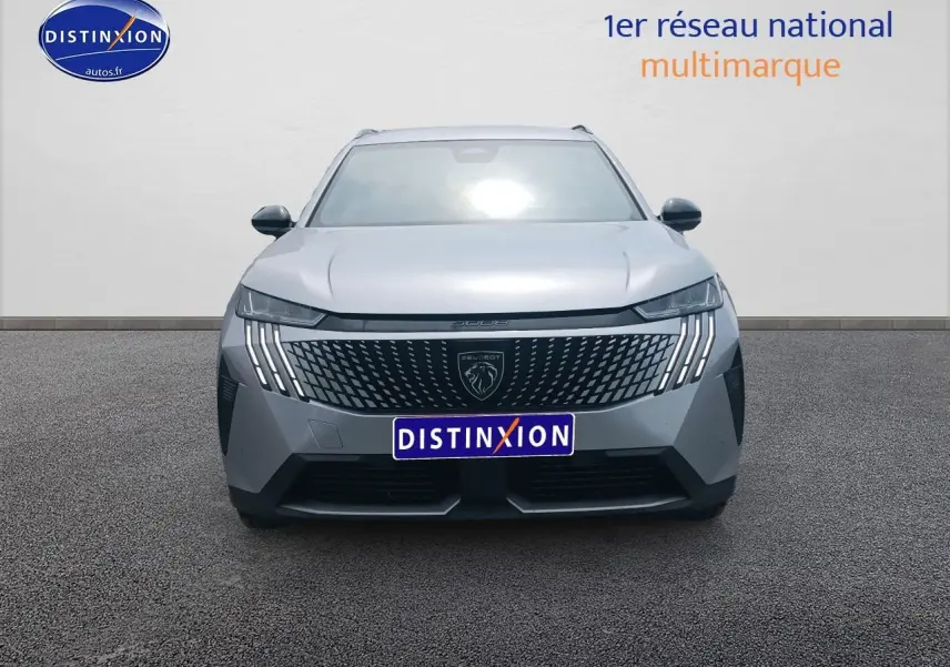 Vue avant du Peugeot 5008 Hybrid 145 allure e-dcs6 gris artense avec calandre distinctive et phares LED en griffes.