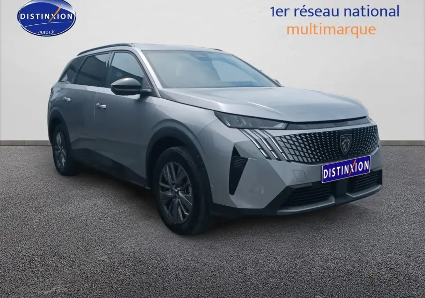 Peugeot 5008 Hybrid 145 allure gris artense en 3/4 avant droit avec calandre distinctive et jantes alu.