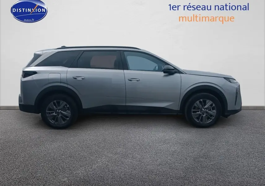 Vue latérale droite du Peugeot 5008 Hybrid 145 allure gris artense avec vitres arrière surteintées et jantes alu.