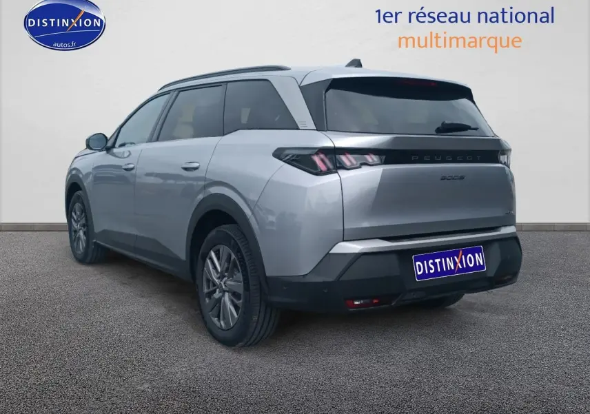 Vue 3/4 arrière droite du Peugeot 5008 Hybrid 145 allure gris artense avec feux arrière LED et vitres surteintées.