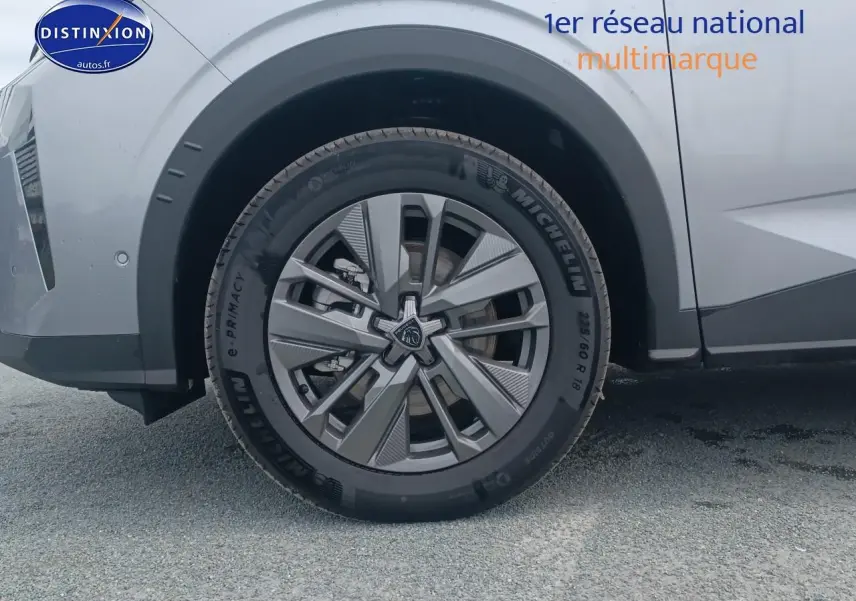 Gros plan sur la roue avant droite gris artense du Peugeot 5008 Hybrid 145 allure e-dcs6 avec jante alu distinctive.