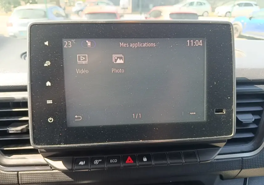 Écran tactile central du tableau de bord du Renault Trafic Fourgon 2023, affichant les applications vidéo et photo.