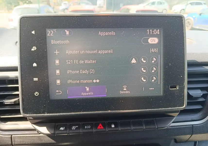 Écran tactile central du tableau de bord du Renault Trafic Fourgon blanc, affichant le menu Bluetooth.
