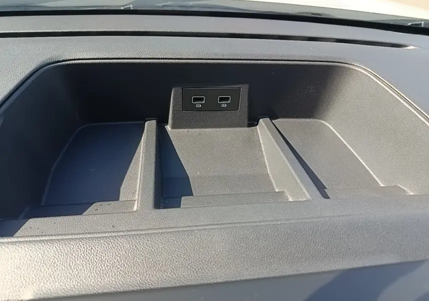 Gros plan sur la console centrale noire du Renault Trafic Fourgon 2023 avec deux ports USB visibles.