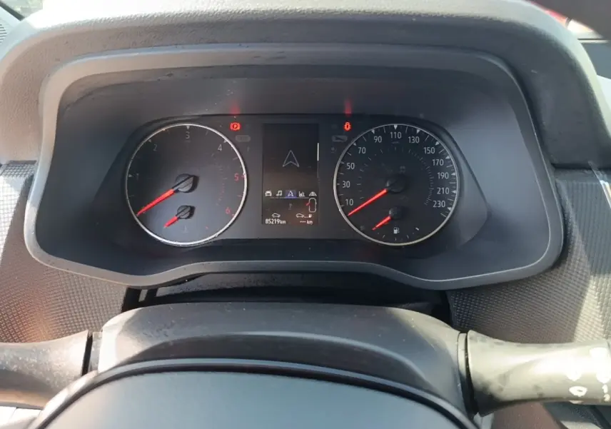 Vue rapprochée du tableau de bord du Renault Trafic Fourgon 2023 avec compteurs analogiques et écran digital central.