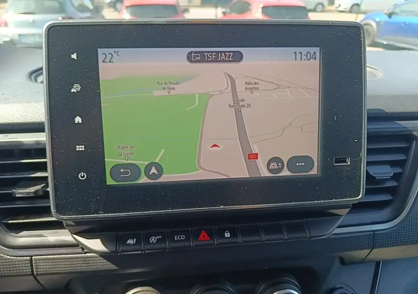 Écran tactile central du tableau de bord du Renault Trafic Fourgon blanc 2023 affichant un GPS en extérieur.