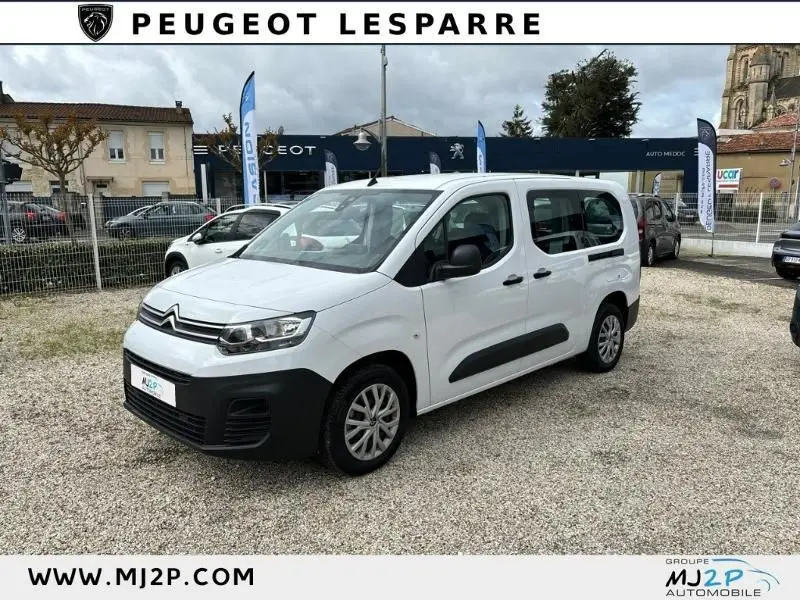 Citroën Berlingo Multispace XL blanc en 3/4 avant droit, avec protections noires sur les portières et pare-chocs.