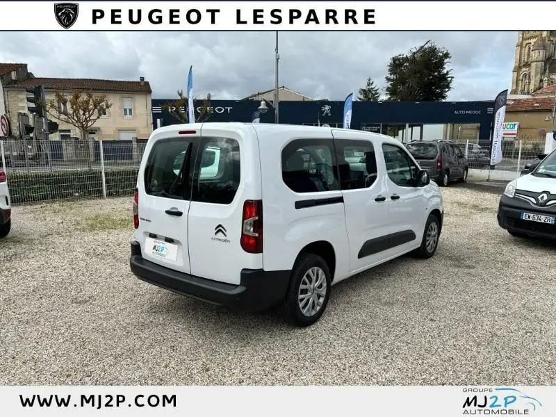 Vue 3/4 arrière droite d'un Citroën Berlingo Multispace XL blanc 2022 avec vitres latérales et hayon double portes.