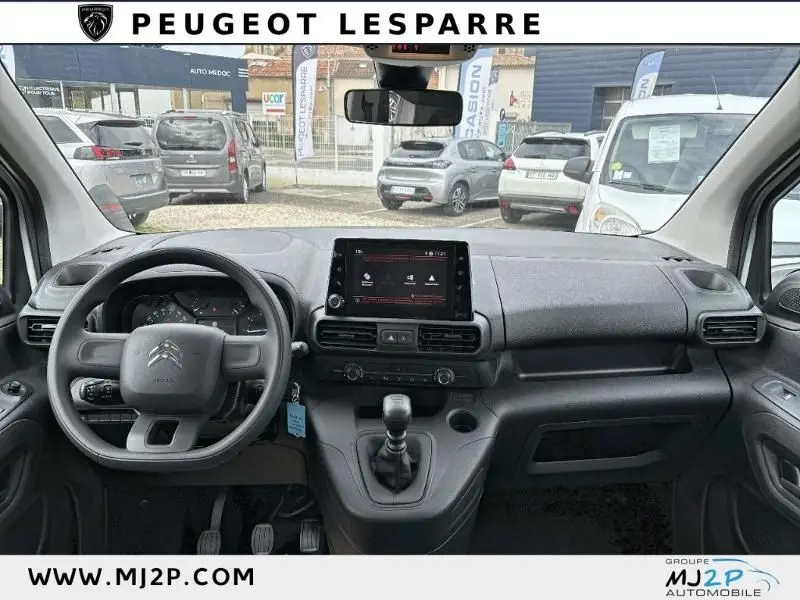 Vue intérieure du tableau de bord et volant du Citroën Berlingo Multispace XL blanc, avec écran tactile central et boîte manuelle.