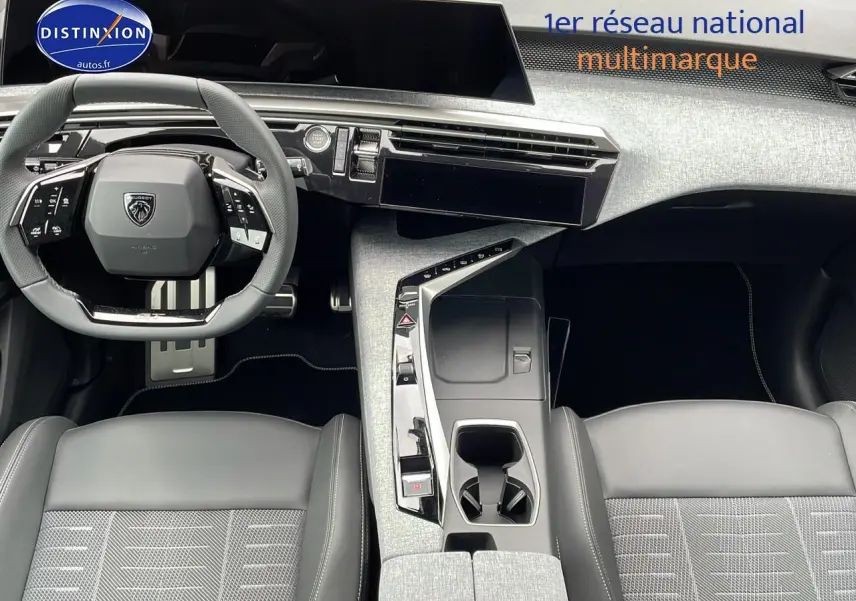 Vue intérieure avant du Peugeot 3008 Hybrid 145 GT e-dcs6 avec tableau de bord moderne et sièges gris en tissu et cuir.