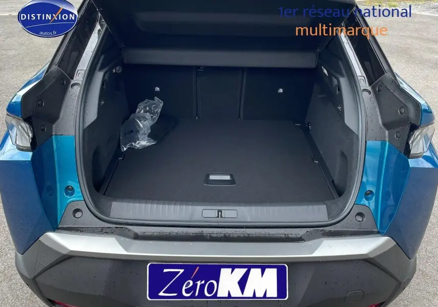 Coffre ouvert en vue arrière d'un Peugeot 3008 Hybrid 145 GT e-dcs6 bleu obsession avec hayon motorisé.