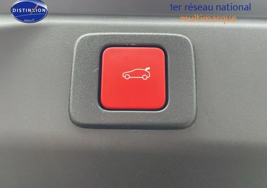 Bouton rouge d'ouverture électrique du hayon sur le tableau de bord du Peugeot 3008 Hybrid 145 gt e-dcs6.