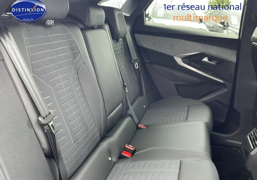 Vue côté droit de la banquette arrière en cuir noir et tissu du Peugeot 3008 Hybrid 145 gt e-dcs6 2025.