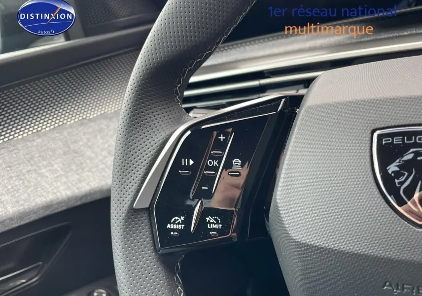 Gros plan sur le volant cuir perforé du Peugeot 3008 Hybrid 145 gt e-dcs6 bleu obsession, avec commandes multifonctions visibles.