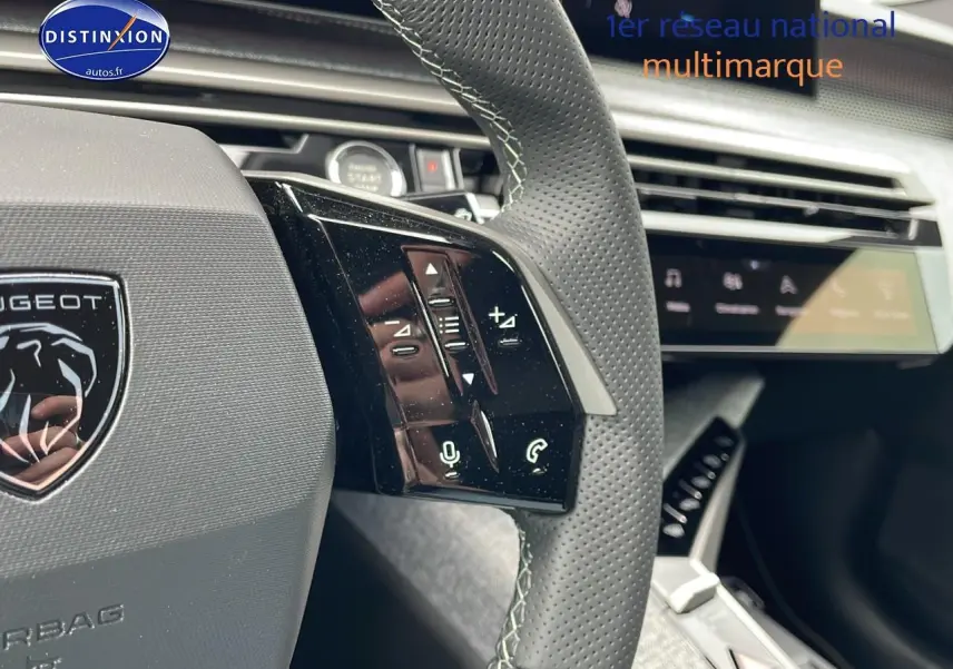 Gros plan sur le volant cuir perforé à commandes vocales du Peugeot 3008 Hybrid 145 GT e-dcs6 2025.