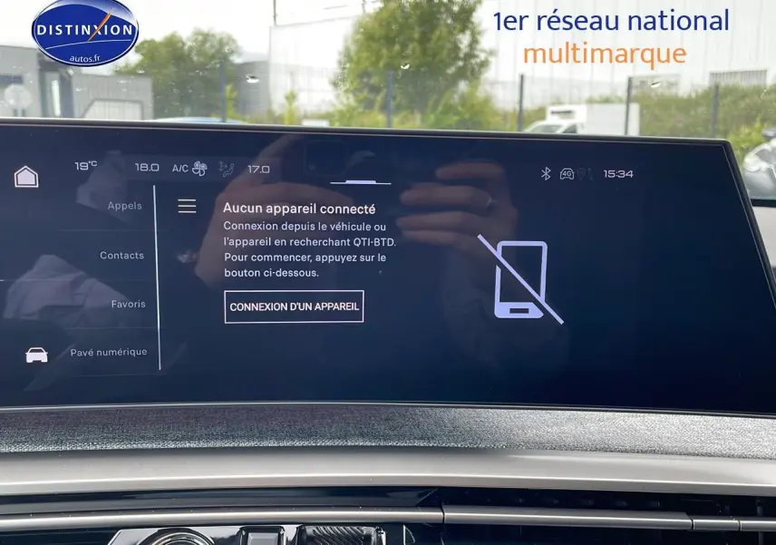 Écran tactile central du tableau de bord du Peugeot 3008 Hybrid 145 GT e-dcs6 avec affichage de connexion Bluetooth.