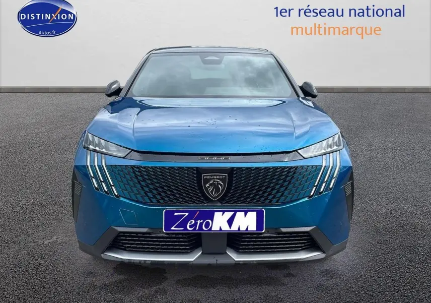 Vue frontale d'un Peugeot 3008 Hybrid 145 GT e-dcs6 bleu obsession avec calandre distinctive et phares LED.