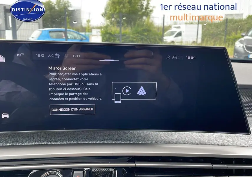 Écran tactile central affichant la fonction Mirror Screen dans l'habitacle du Peugeot 3008 Hybrid 145 gt e-dcs6.