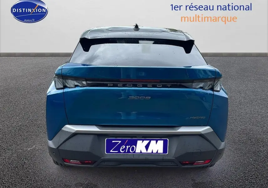 Vue arrière d'un Peugeot 3008 Hybrid 145 GT bleu obsession avec hayon motorisé et feux arrière LED distinctifs.
