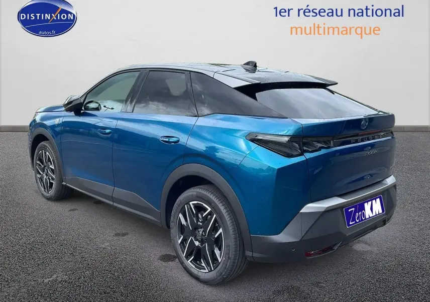 Vue 3/4 arrière gauche du Peugeot 3008 Hybrid 145 GT e-dcs6 bleu obsession avec jantes alu et feux LED distinctifs.