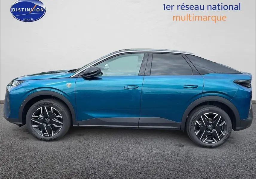 Profil droit d'un Peugeot 3008 Hybrid 145 GT e-dcs6 bleu obsession avec jantes alu et vitres surteintées.