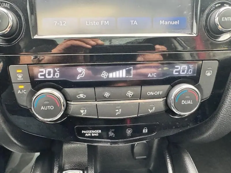 Panneau de climatisation bi-zone du Nissan Qashqai gris Squale, affichant 20°C et commandes tactiles.