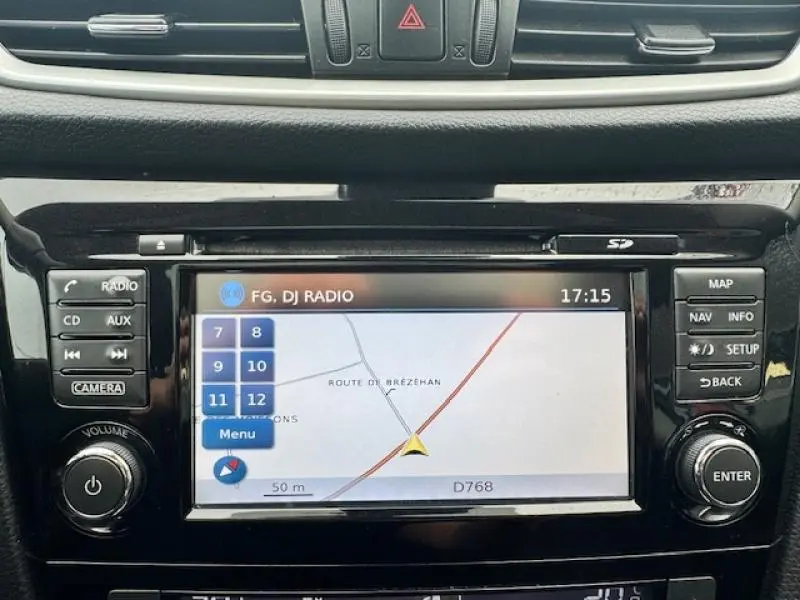 Vue rapprochée de l’écran tactile GPS du tableau de bord du Nissan Qashqai 2015 en intérieur noir.