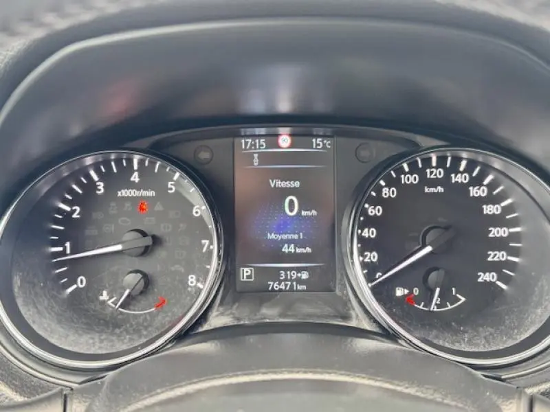 Tableau de bord du Nissan Qashqai 2015 avec compte-tours, compteur de vitesse et écran multifonction affichant vitesse et température.