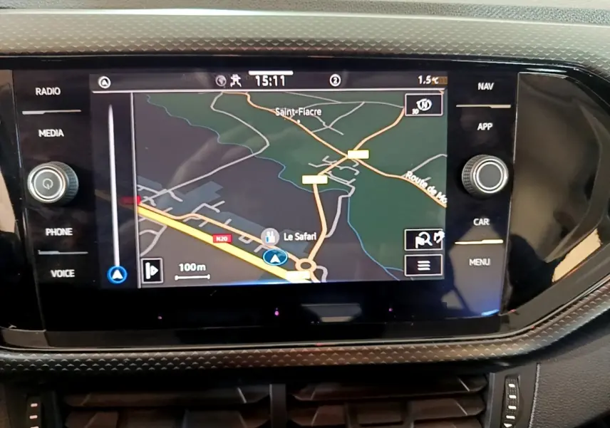 Écran tactile central du tableau de bord du Volkswagen T-Cross 2023 affichant un GPS en navigation.