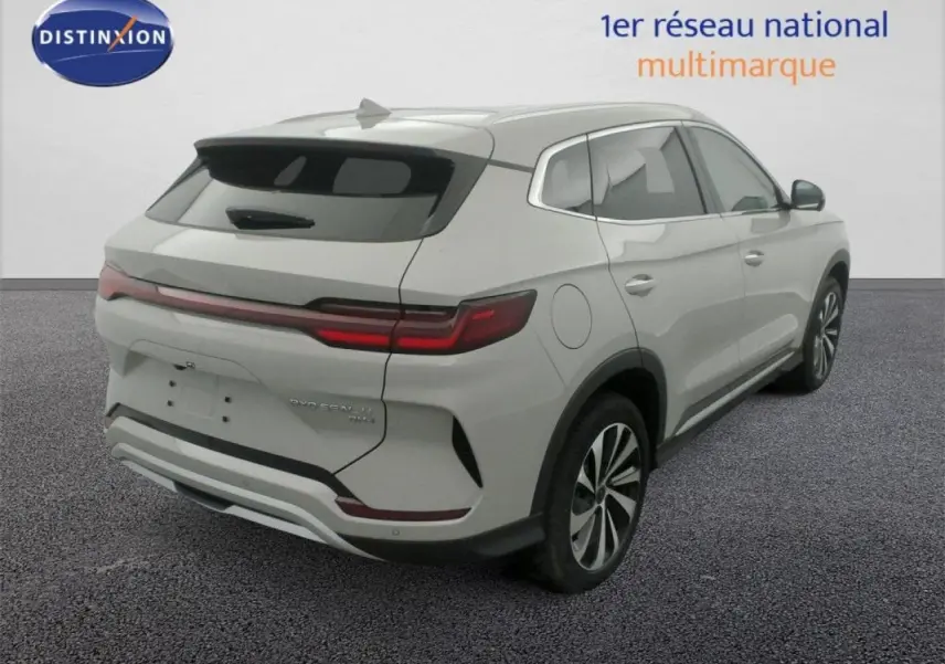 Vue 3/4 arrière droite du BYD SEAL U 2025 en blanc Boundless Cloud avec feux arrière LED et toit panoramique.