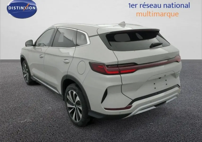 Vue 3/4 arrière droite du SUV électrique BYD SEAL U 2025 en couleur Boundless Cloud avec feux arrière étirés et jantes stylisées.
