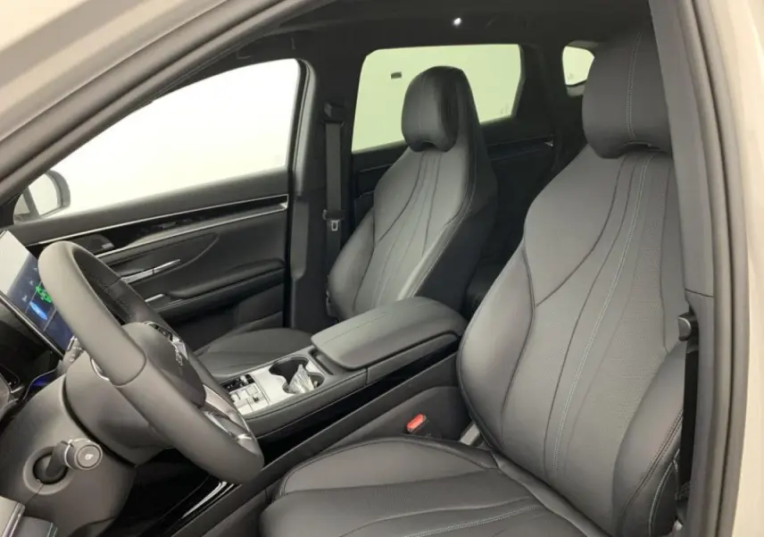 Vue intérieure côté conducteur du BYD SEAL U 2025 avec sièges en similicuir noir et volant vegan, ambiance moderne et épurée.