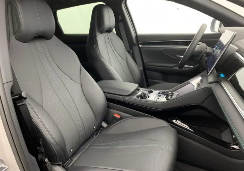 Vue intérieure côté droit du BYD SEAL U 2025 avec sièges en similicuir noir et tableau de bord moderne.