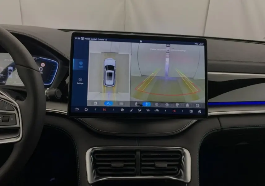 Vue intérieure du tableau de bord du BYD SEAL U 2025 avec écran tactile affichant la caméra panoramique 360°.
