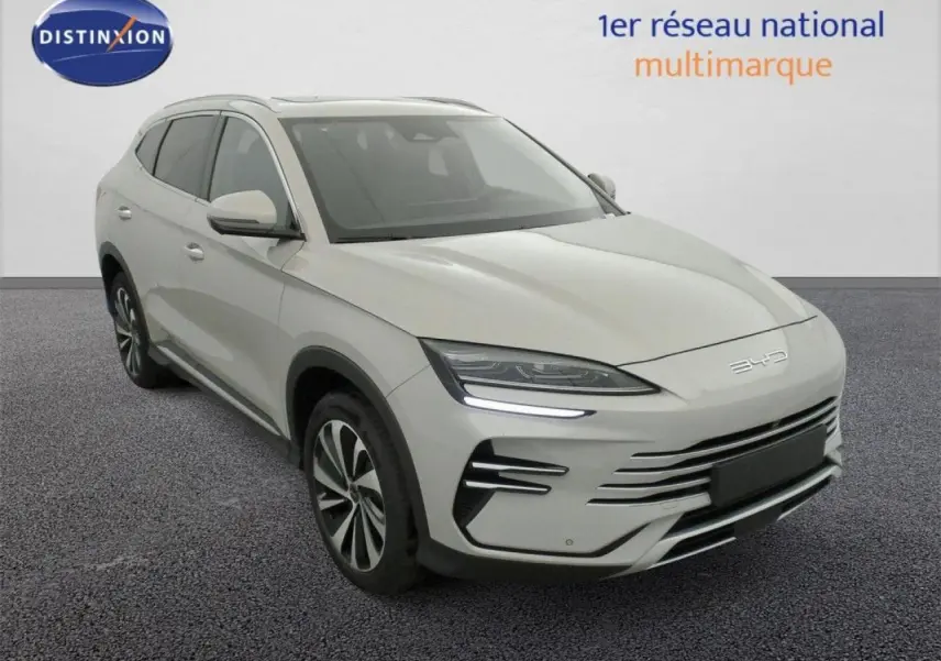 Vue 3/4 avant d'un SUV BYD SEAL U 2025 électrique couleur Boundless Cloud avec signature lumineuse LED fine.