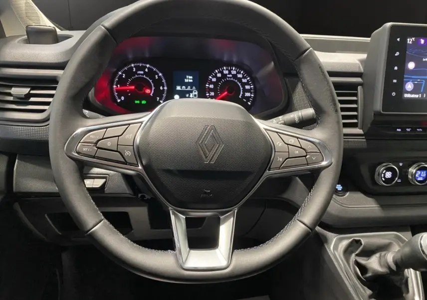 Vue intérieure centrée sur le volant multifonctions noir du Renault Trafic Fourgon avec tableau de bord et écran tactile.