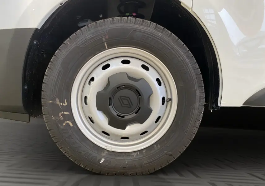 Gros plan sur la roue avant droite blanche du Renault Trafic Fourgon avec jante acier et logo central noir.
