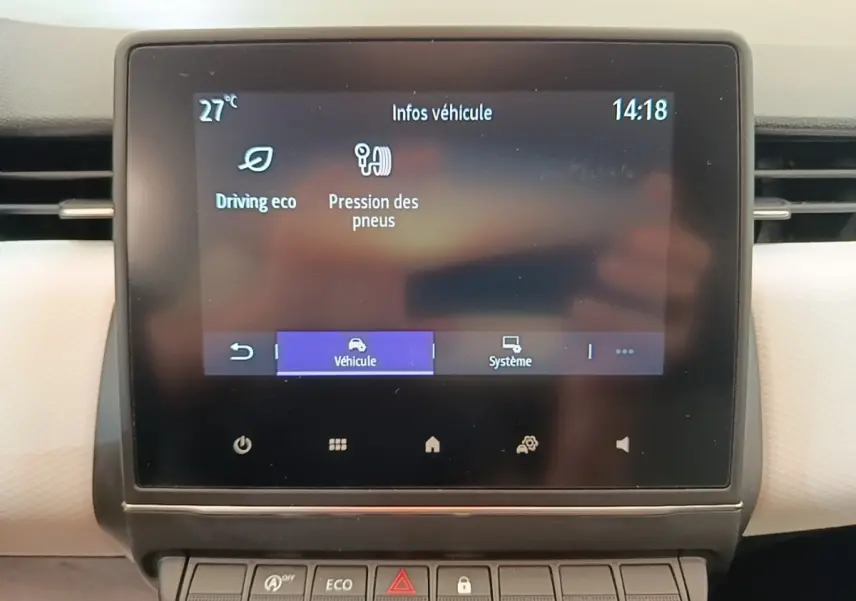 Écran tactile central de la Renault Clio blanc 2023 affichant les infos véhicule, vue de face intérieure.